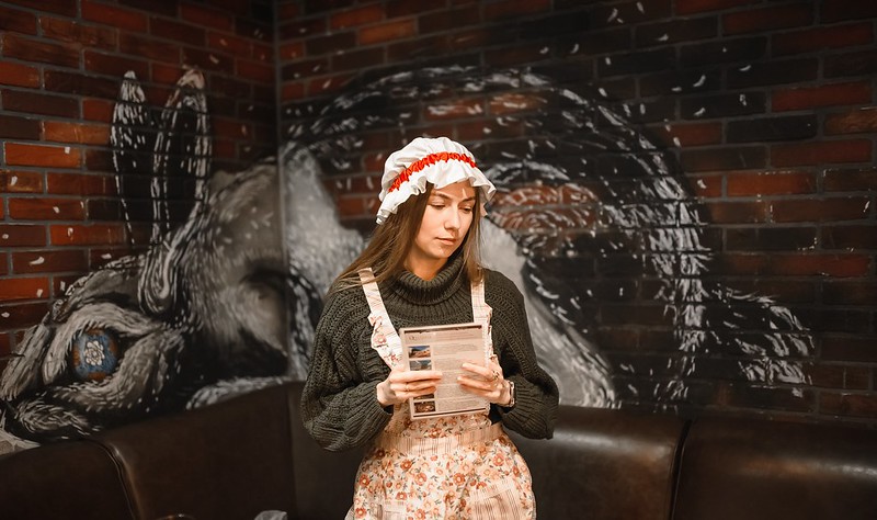 Выездные квесты на Международный женский день: организаторы проводят игру в школе Tolyatti