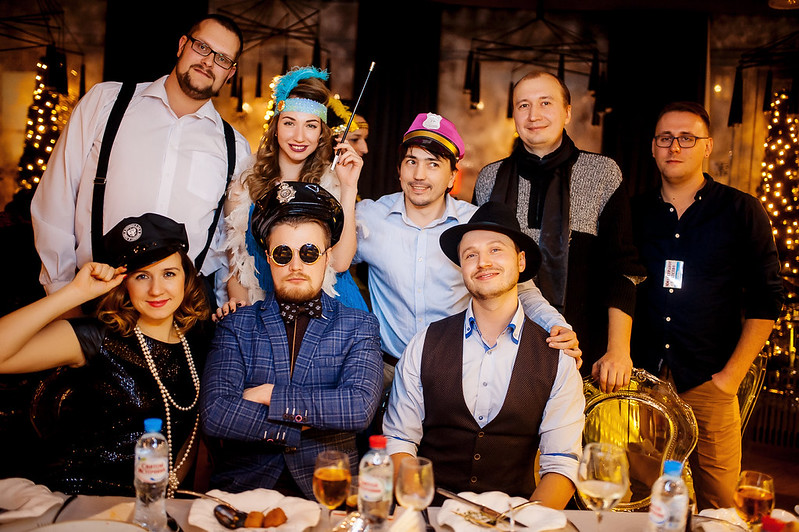 Команда компании празднует Новый год в ресторане Tolyatti