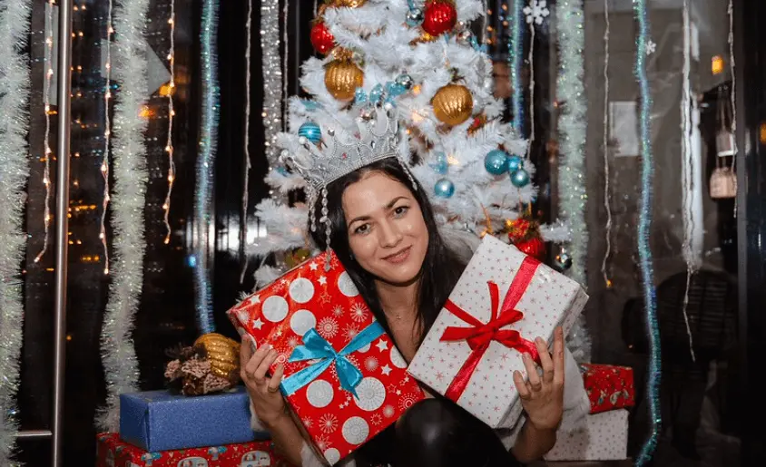 Гайд по идеальному Новому году 2026 с друзьями в Тольятти: от квартиры и коттеджа — до квеста и ночного города