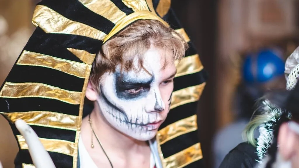 Ребята попадут на необитаемый остров и будут учиться выживать. 